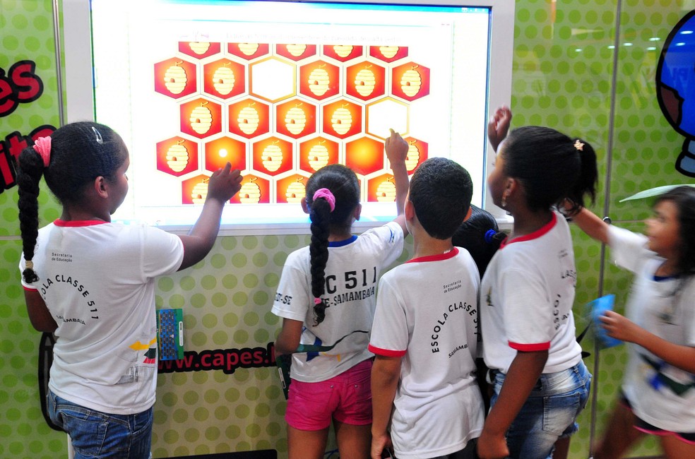 Alunos de escola pública do Distrito Federal testam tela 'touch' (Foto: Tony Winston/Agência Brasília)