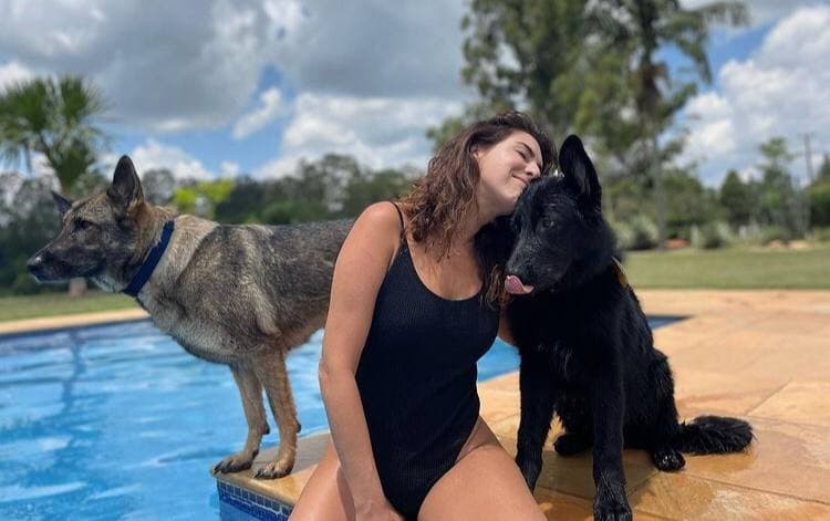 Fernanda Paes Leme posa com cachorrinho de estimação na beira da piscina e questiona seguidores sobre visual (Foto: Reprodução / Instagram)