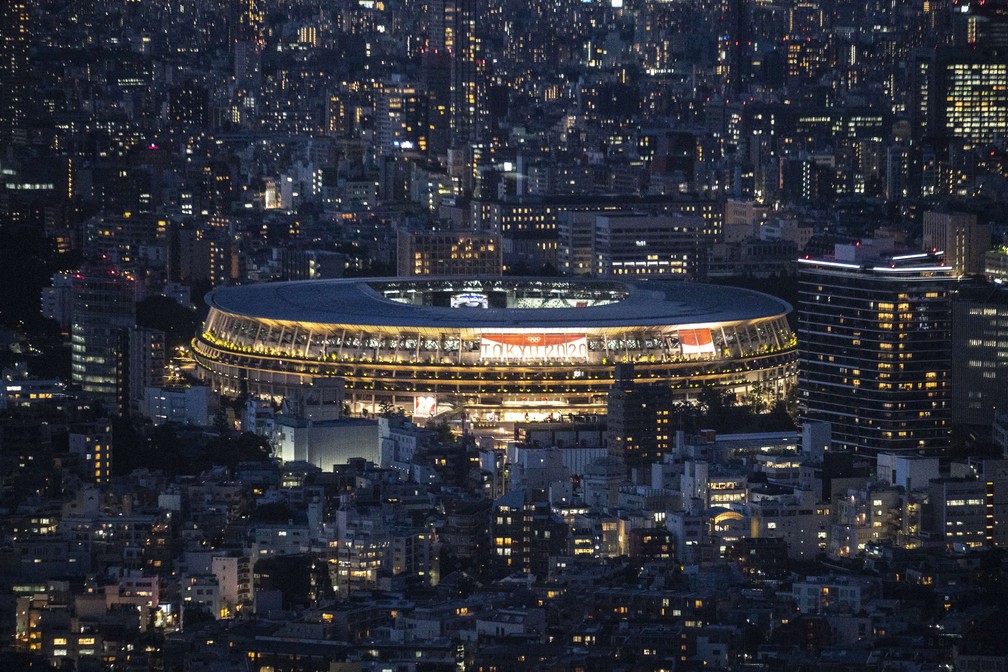 Imagem noturna dos arredores do Estádio Olímpico de Tóquio, no Japão, nesta sexta (16), uma semana antes da abertura das Olimpíadas — Foto: Charly Triballeau/AFP