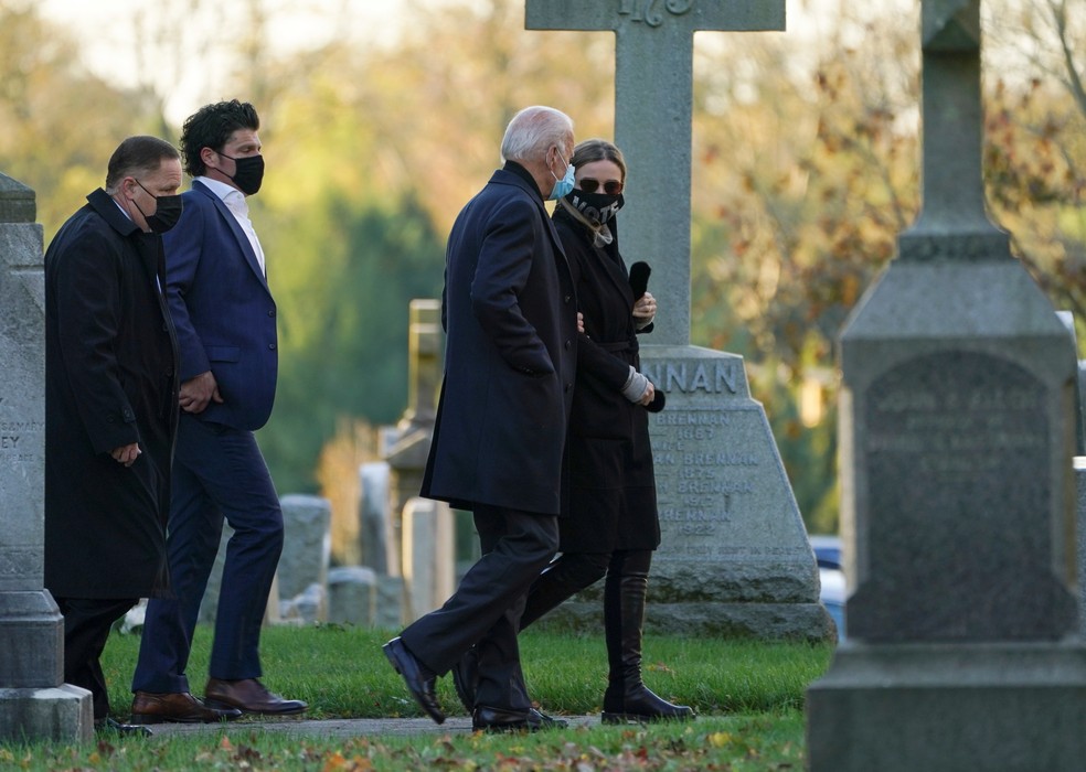 Biden vai a uma igreja no começo do dia 3 de novembro, data das eleições nos EUA — Foto: Kevin Lamarque/Reuters