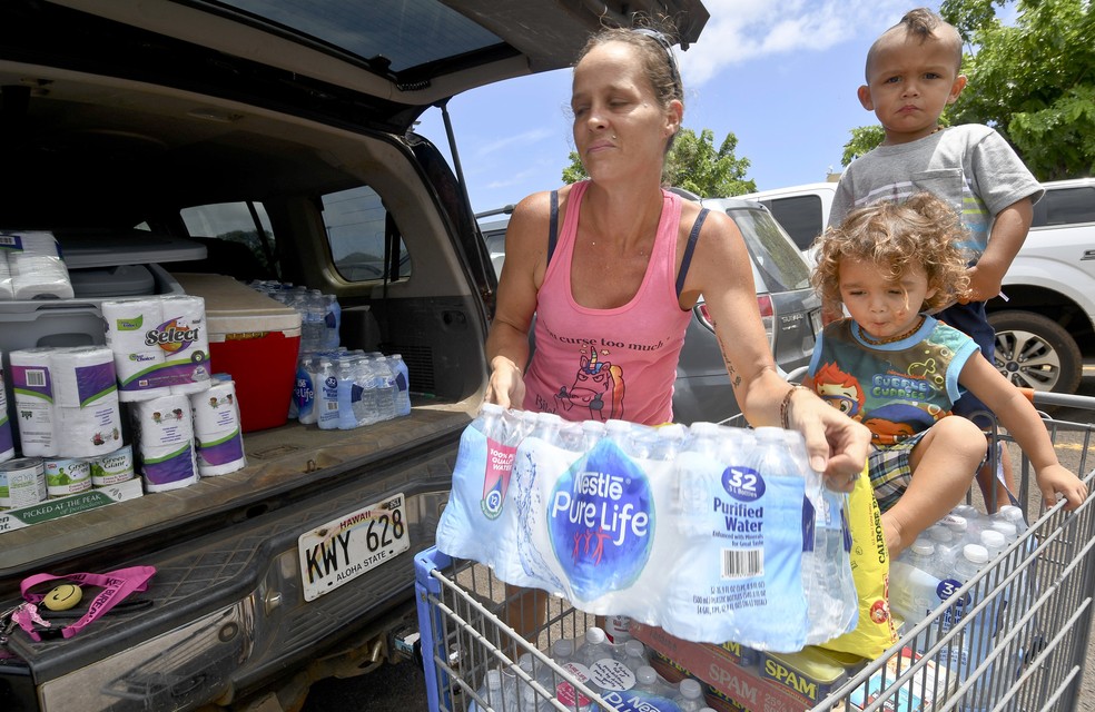 FamÃ­lia faz compras para se preparar para a passagem do furacão Lane no HavaÃ­ (Foto: Dennis Fujimoto/The Garden Island via AP)