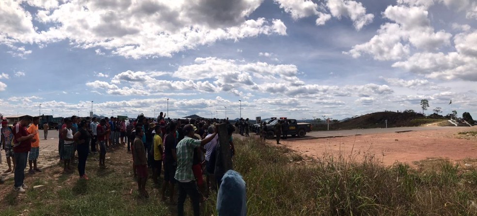 Veículos da Força Nacional brasileira chegam à fronteira com a Venezuela — Foto: Alan Chaves/G1