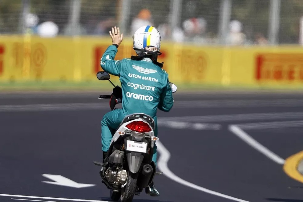 Sebastian Vettel dirige moto scooter após abandonar primeiro treino livre do GP da Austrália da F1 — Foto: Carl Bingham/Motorsport Images