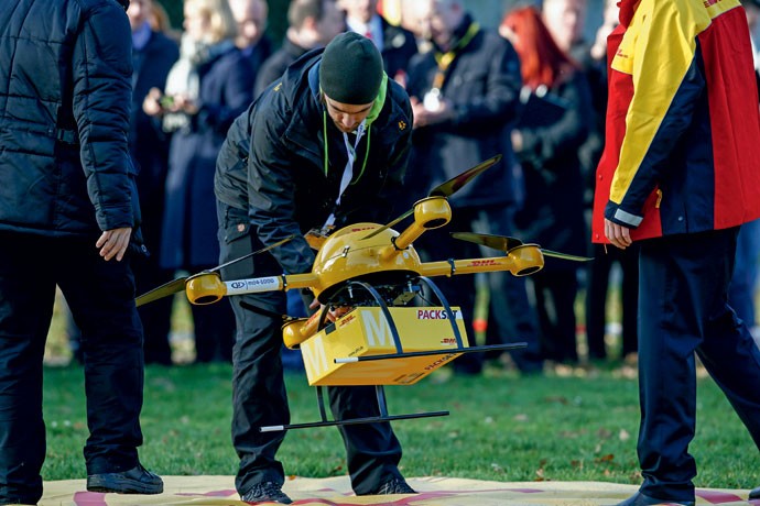 Mais rápido: funcionário do correio alemão encaixa pacote em drone durante teste para entregar remédios usando essa tecnologia (Foto: Getty Images)