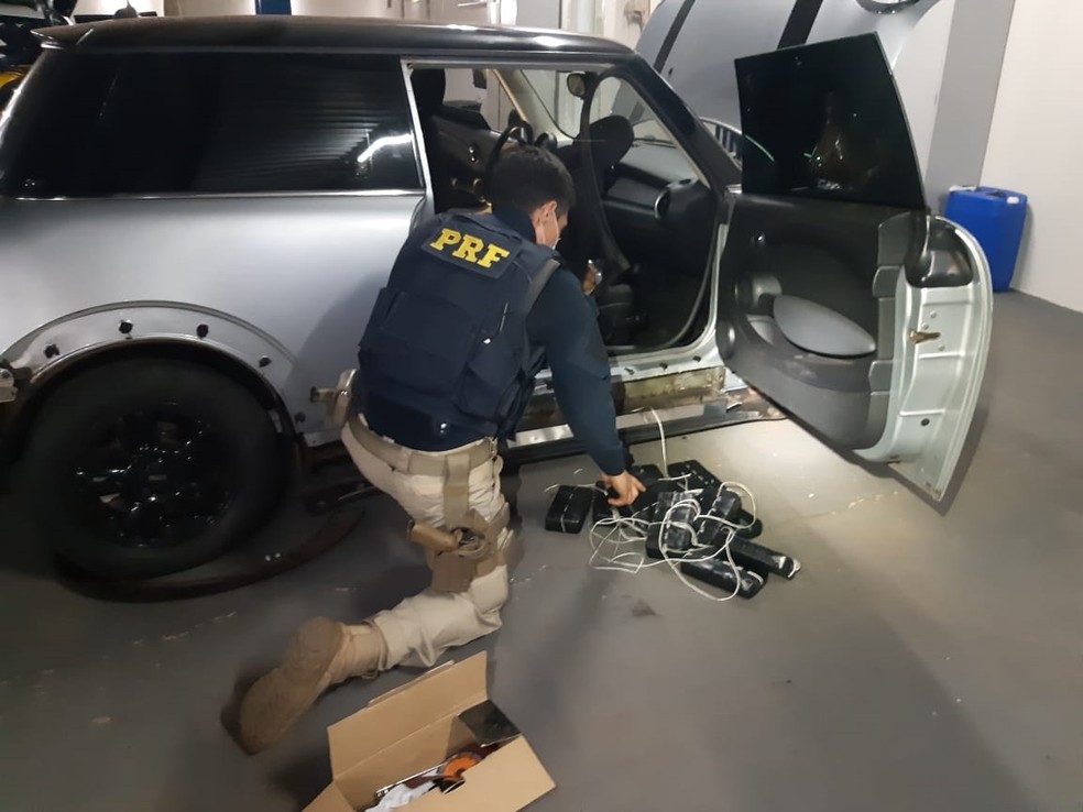 Polícia encontrou a droga escondida no carro na BR-153 de José Bonifácio — Foto: Divulgação/Polícia Rodoviária Federal