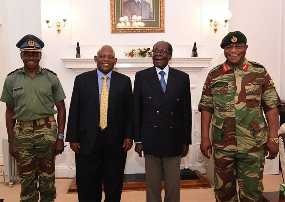 Imagem da Zimbabwe Broadcasting Corporation (ZBC) mostra o presidente do Zimbábue, Robert Mugabe, ao lado do Comandante das Forças de Defesa do Zimbábue, Constantino Chiwenga (à direita) dos enviados da África do Sul na State House, na capital Harare (Foto: ZBC / AFP)