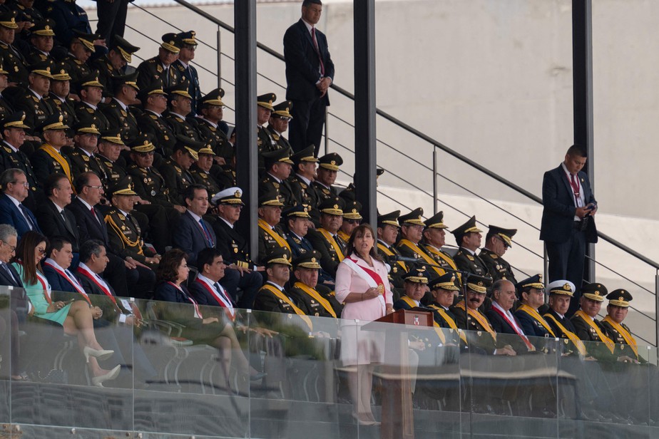 Nova presidente do Peru, Dina Boluarte discursa durante cerimônia na esplanada do quartel-general do Exército em Lima