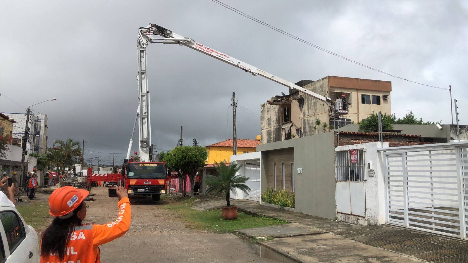 Bombeiros resgatam cadela de prédio que desabou em Olinda