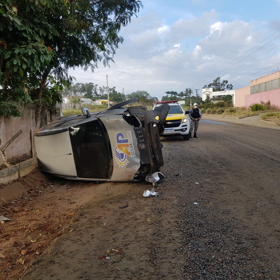 Motorista perde controle de carro e capota em rodovia em Arapiraca, AL — Foto: Ascom/BPRv