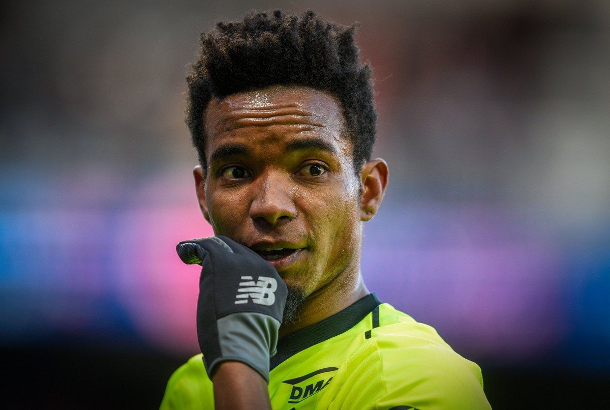 Thiago Mendes Kẻ Làm Mờ Trong Một Đội Tuyển Sáng