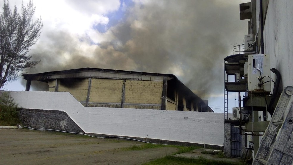 Incêndio atinge galpão de plástico no bairro de Pirajá — Foto: Geremias Torquato da Silva/Arquivo pessoal