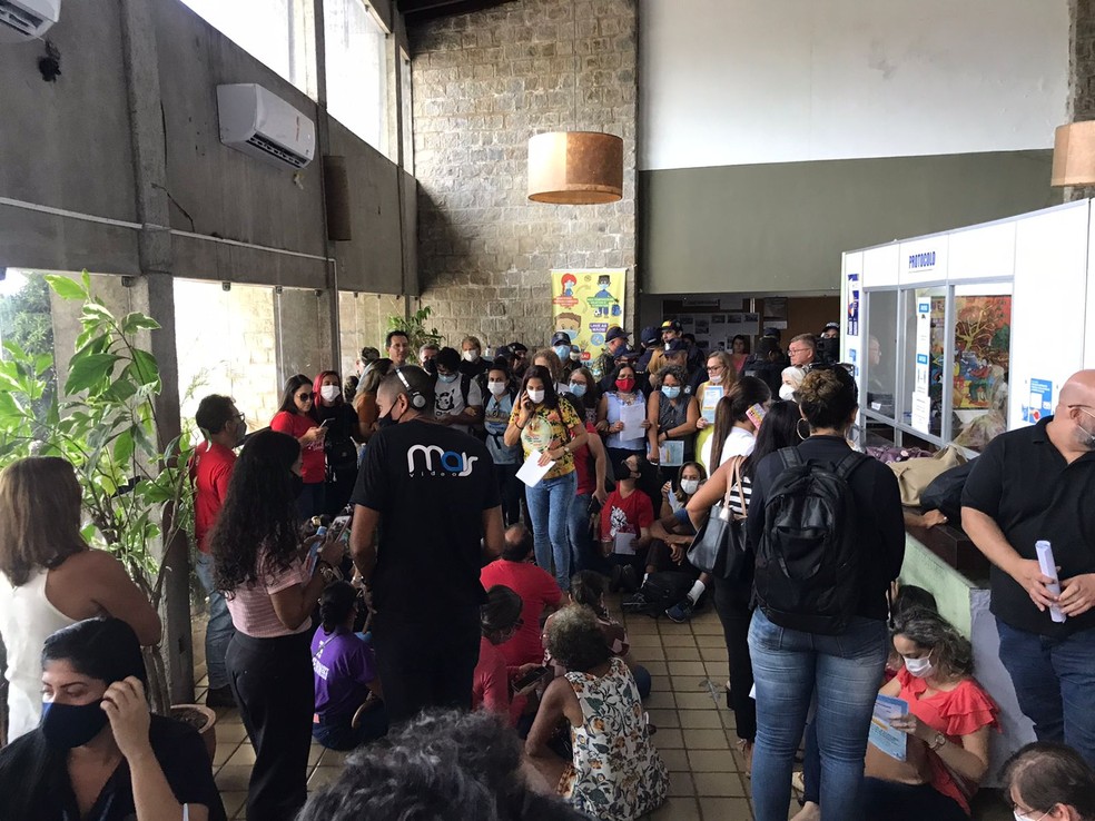 Professores ocupam Secretaria Municipal de Educação de Natal — Foto: Ayrton Freire/Inter TV Cabugi