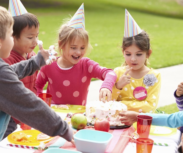 Festa de aniversário ao ar livre com crianças (Foto: Thinkstock)