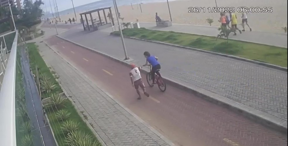 Homem derruba ciclista em ciclovia para roubar bicicleta dela — Foto: Reprodução/WhatsApp