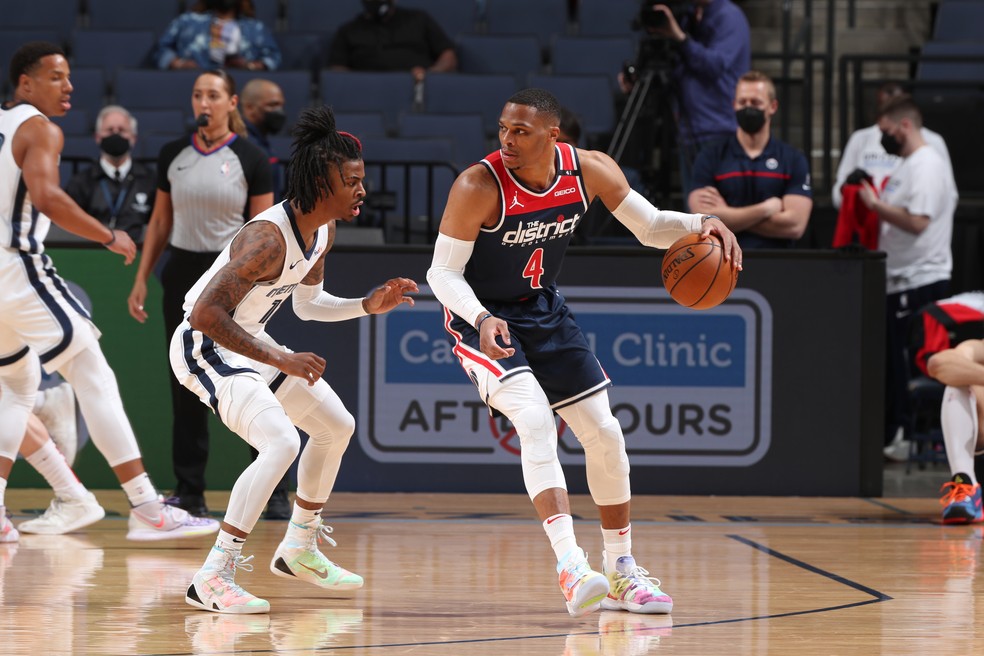 Westbrook recebe a marcação de Ja Morant — Foto: Getty Images
