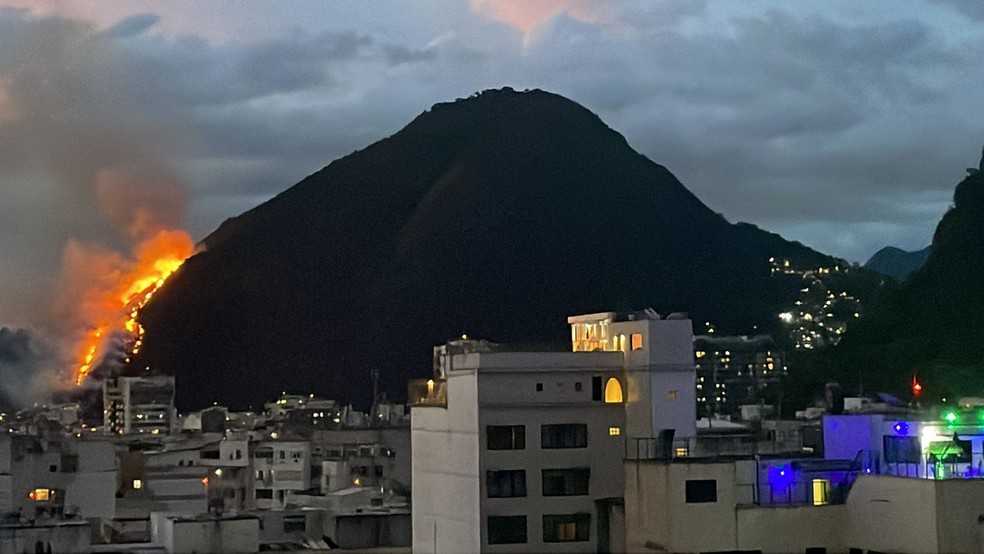 Fogo em região de mata em Copacabana — Foto: Saramago Photo/Arquivo Pessoal