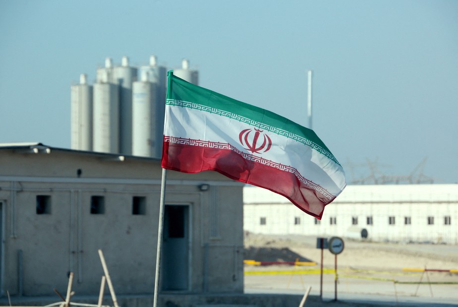 Bandeira iraniana na usina nuclear de Bushehr em 10 de novembro de 2019