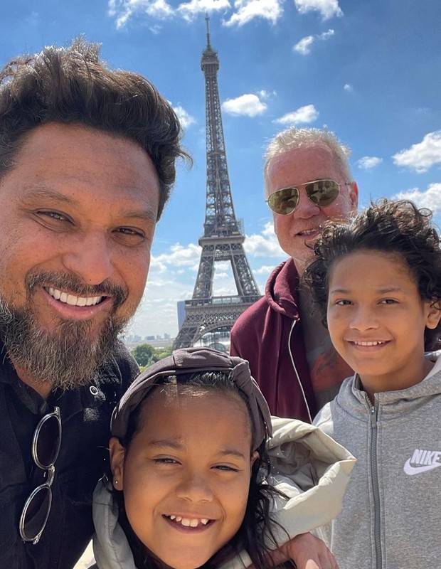 Luiz Fernando Guimarães com o marido e os filhos em Paris (Foto: Reprodução/Instagram)
