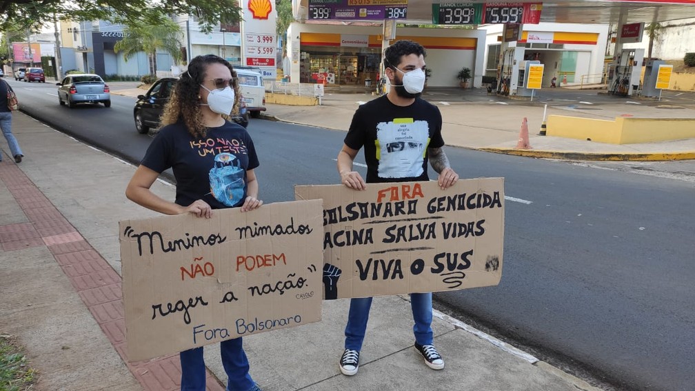 Manifestantes fizeram ato contra Jair Bolsonaro neste sábado (19) em Presidente Prudente (SP) — Foto: David de Tarso/TV Fronteira