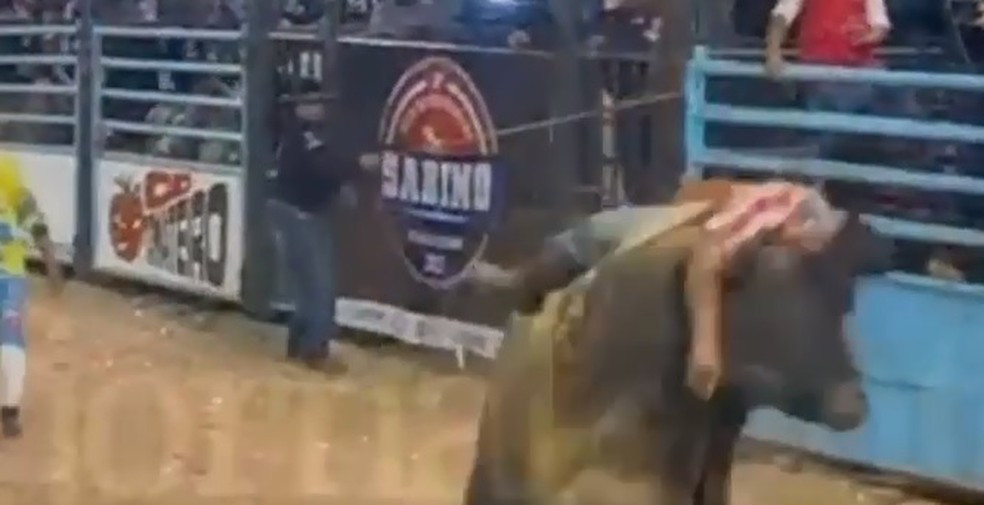 Antônio Carlos Filho, de 23 anos, bateu a cabeça na cabeça do touro — Foto: Nova TV/Reprodução
