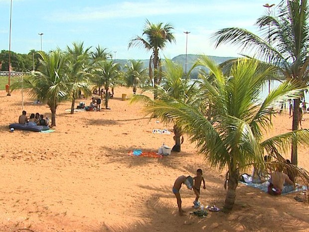 Praia em Rifaina atrai turistas durante o carnaval (Foto: Paulo Souza/EPTV)