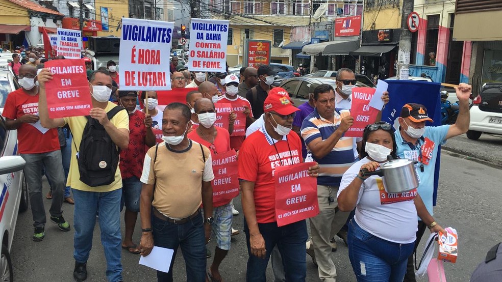 Em greve, vigilantes da Bahia fizeram protesto em Salvador, na quarta-feira (11).  — Foto: Eduardo Oliveira/TV Bahia