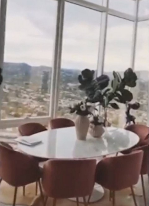 Uma imagem compartilhada por Demi Lovato mostrado o interior e a vista do apartamento alugado por ela (Foto: Instagram)