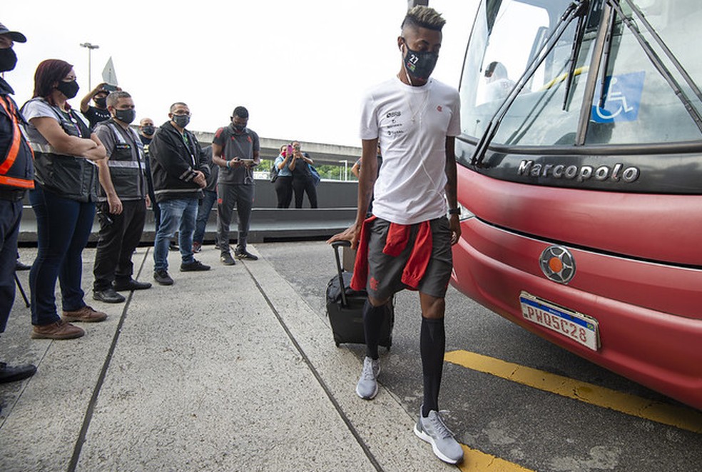 Bruno Henrique no embarque para o Equador &mdash; Foto: Alexandre Vidal / CRF