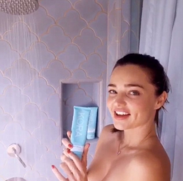 Miranda Kerr aparece tomando banho no Instagram (Foto: reprodução/Instagram (@koraorganics))