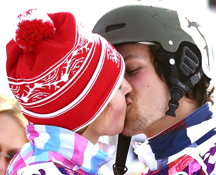 Vic Wild beijo Alena Zarvarzina comemoração prova snowboard Sochi (Foto: EFE)