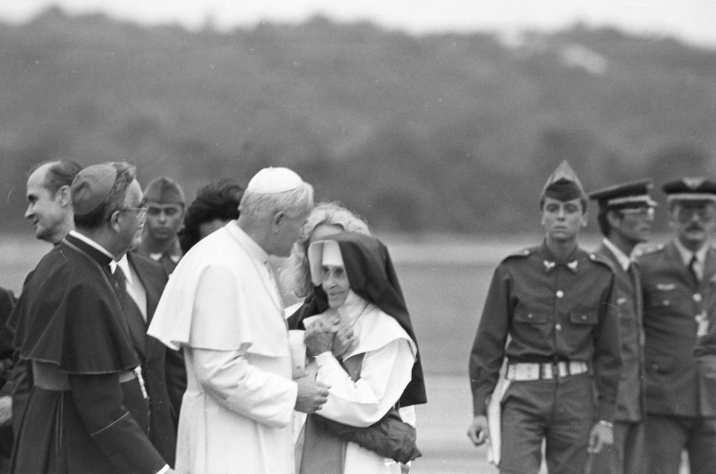 Papa JoÃ£o Paulo II durante encontro com IrmÃ£ Dulce, em foto da dÃ©cada de 80 â€” Foto: EstadÃ£o ConteÃºdo/Arquivo