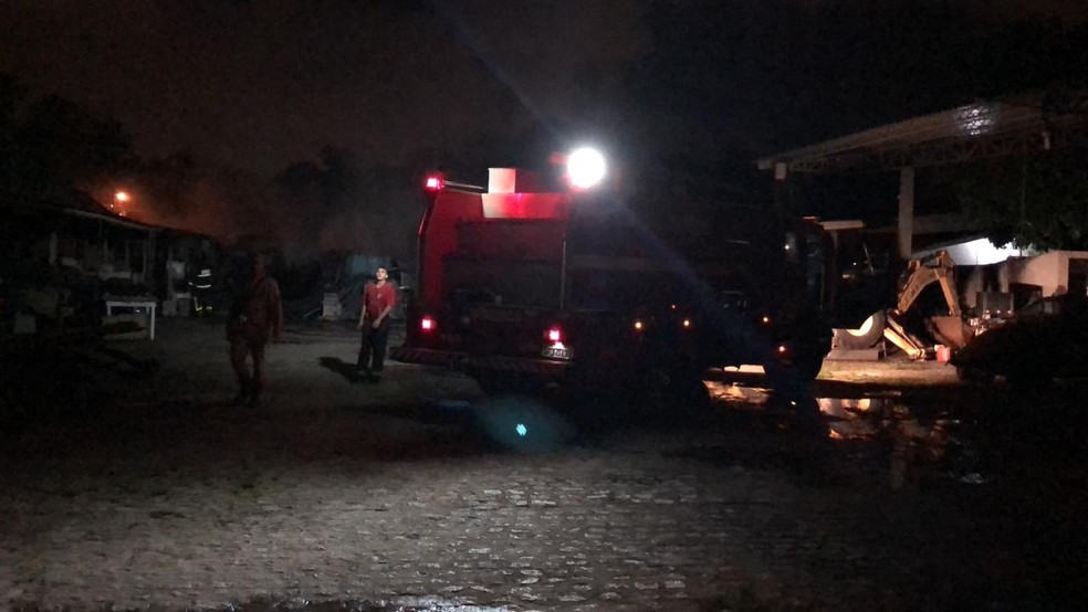Incêndio aconteceu em depósito no bairro de Cruz das Armas, em João Pessoa — Foto: Walter Paparazzo/G1