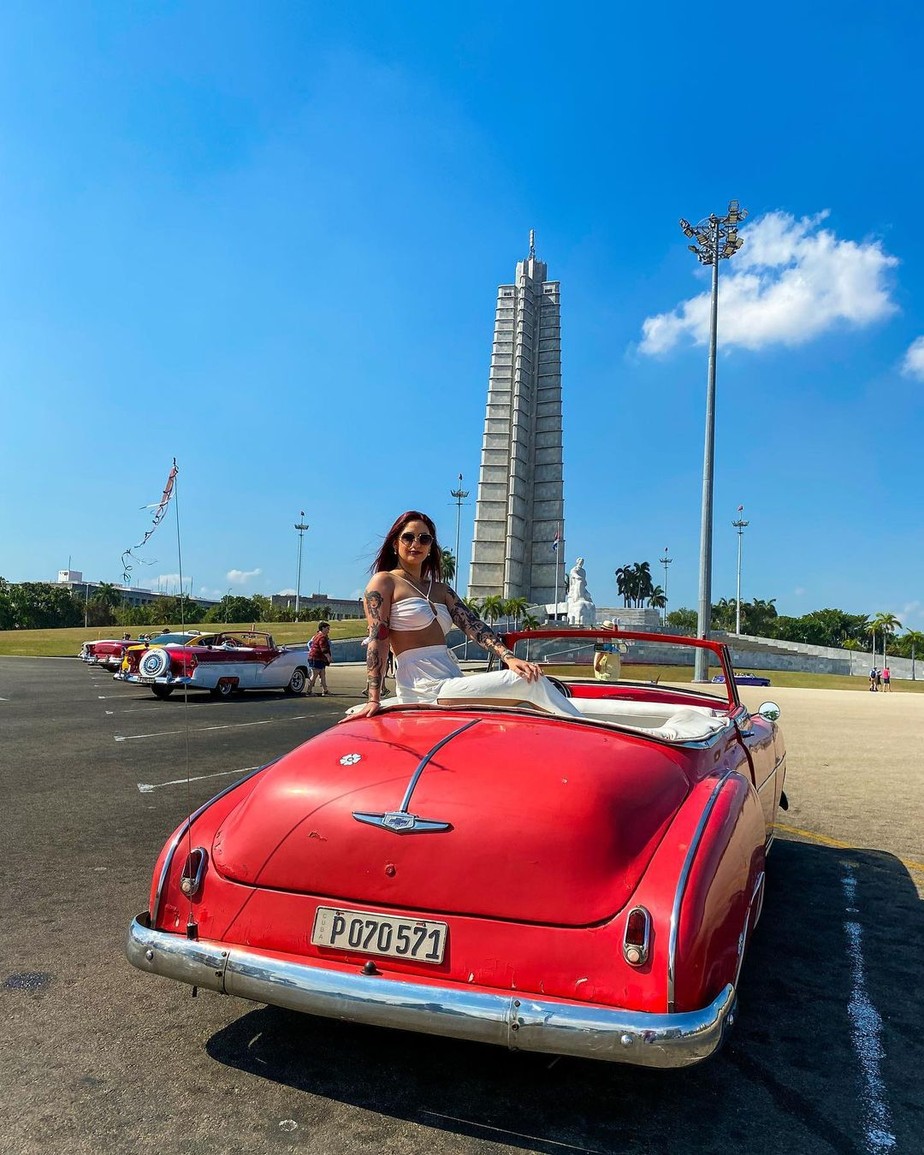 Em Cuba, Carolynne Junger posa em cima de conversível retrô: 'Me encanta'