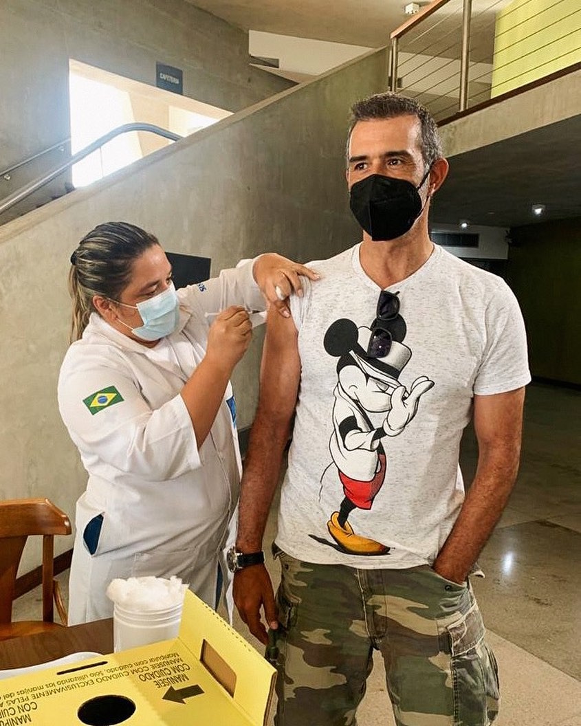 Marcos Pasquim se vacina contra a covid-19 (Foto: Reprodução / Instagram)