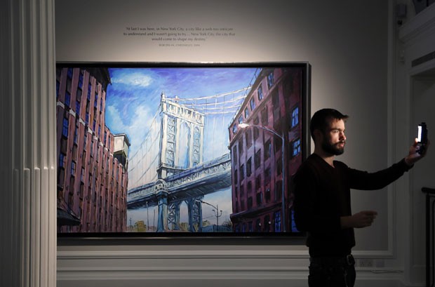 Quadro 'Manhattan bridge, Downtown New York', de Bob Dylan, que faz parte da exposição aberta neste sábado (5) na Halcyon Gallery; cantor e compositor que ganhou o Nobel de literatura é também um pintor prolífico (Foto: Adrian Dennis/AFP)