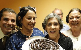 Laura Cardoso comemora 85 anos e ganha festa surpresa no estúdio de Gabriela