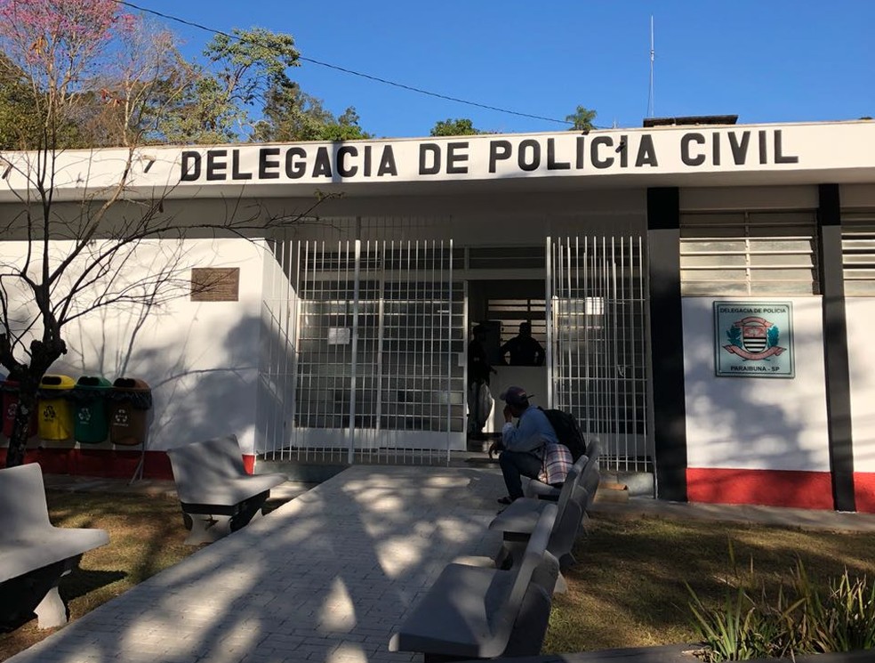 Delegacia de Paraibuna investiga o crime; corpo foi achado no começo do mês com corte na barriga (Foto: Arthur Costa/TV Vanguarda)