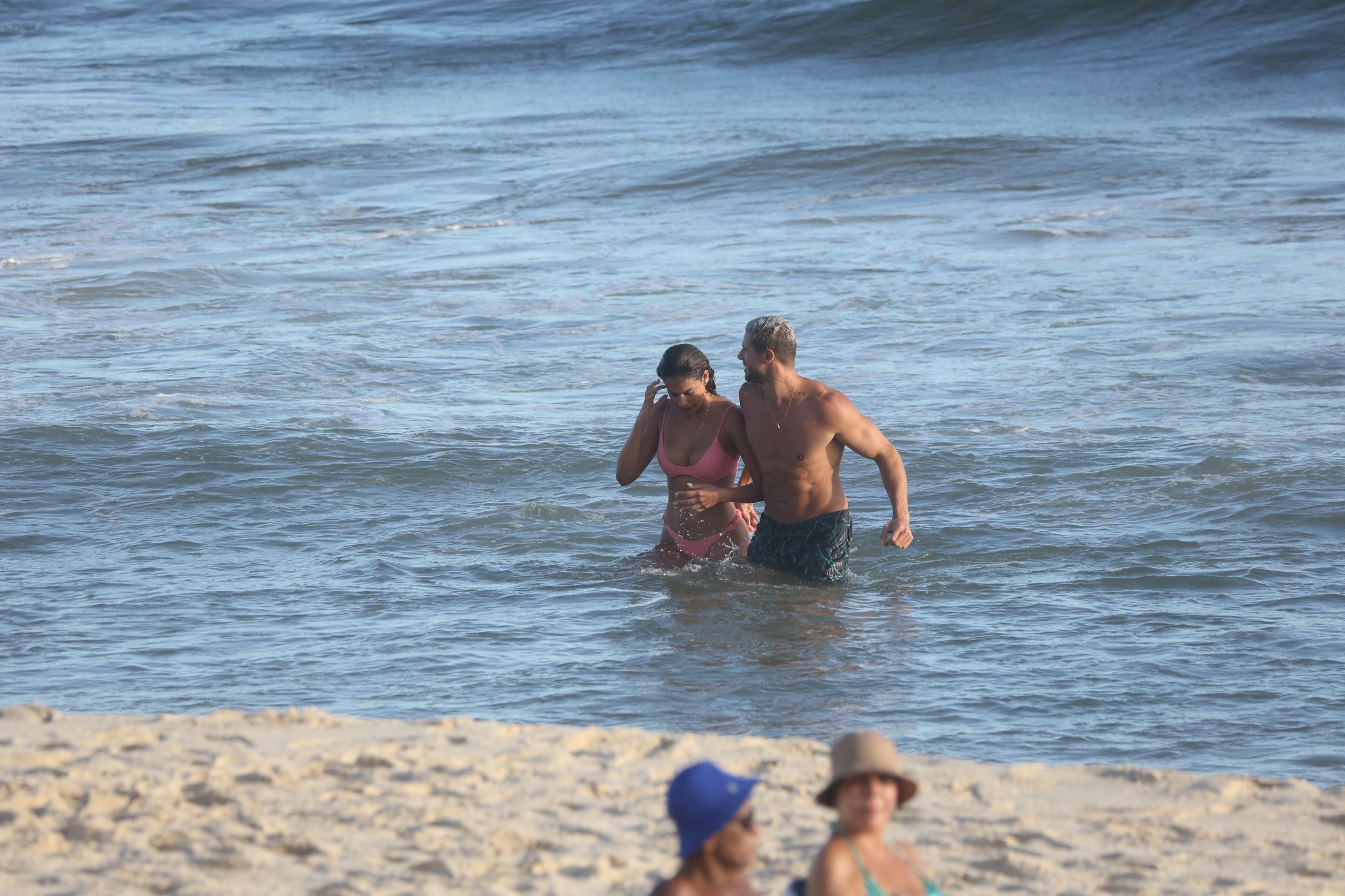 Mari Gonzalez e Jonas Sulzbach curtem praia (Foto: AgNews)