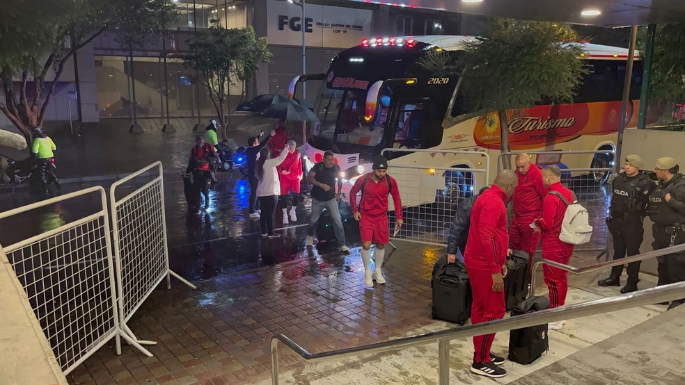 Gabigol chega com delega&ccedil;&atilde;o do Flamengo a Quito, no Equador &mdash; Foto: Thayuan Leiras/ge