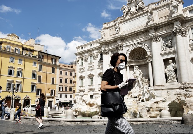 Mulher passa em frente a Fontana di Trevi, em Roma, durante pandemia de covid-19 (Foto: Matteo Trevisan/NurPhoto via Getty Images)