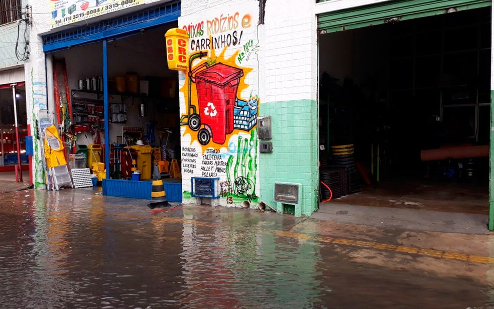 Alagamento atingiu comÃ©rcio na Cidade Baixa (Foto: Maiana Belo/G1)