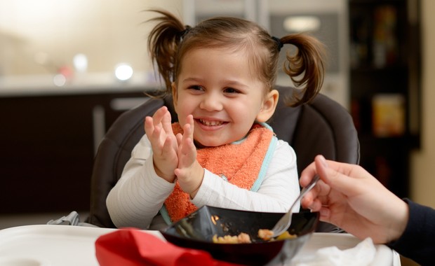 Mãe dando comida para a criança (Foto: Shutterstock)