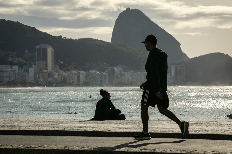 Carioca caminha pela orla do Rio.