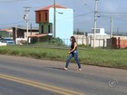 Pedestres se arriscam ao atravessar rodovias de Tatuí e região