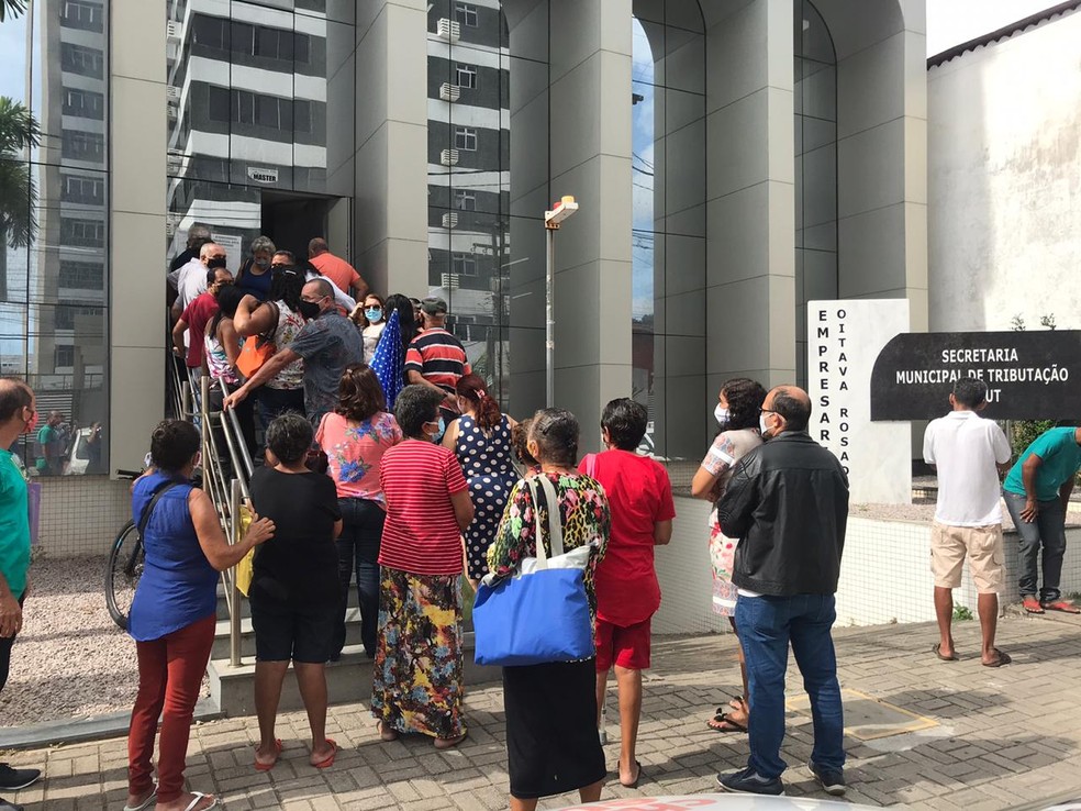 Usuários se aglomeram na Secretaria Municipal de Tributação de Natal, nesta segunda (11).— Foto: Ayrton Freire/Inter TV Cabugi