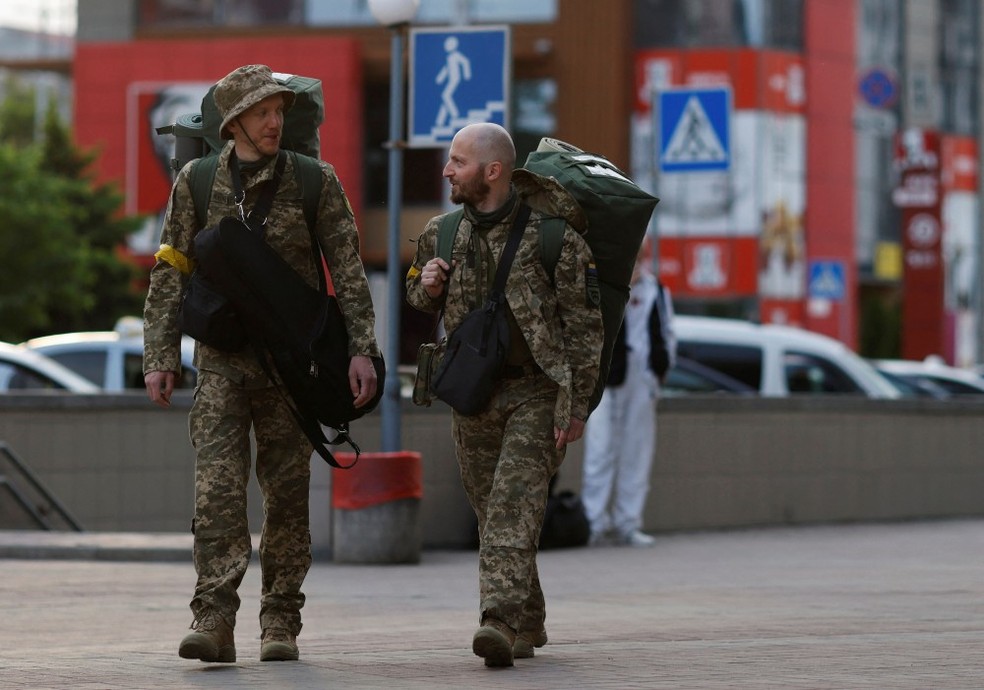 Oleksandr Zhygan e Antonina Romanova vão para um segundo período no front de batalha — Foto: REUTERS/Edgar Su
