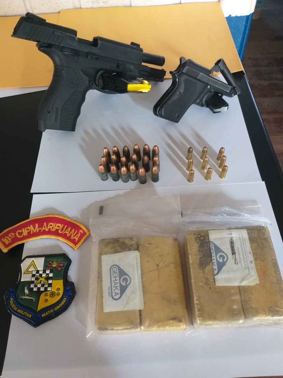 Barras de ouro e armas foram apreendidos com garimpeiro e outro suspeito em Aripuanã — Foto: Polícia Militar de Mato Grosso/Assessoria