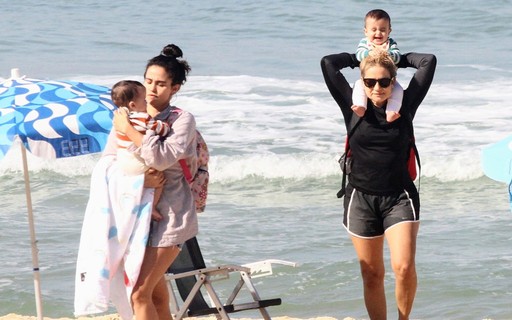 Nanda Costa e Lan Lanh vão com as filhas gêmeas à praia no Rio; fotos