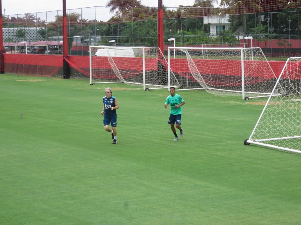 Jorge Jesus corre ao lado de L&aacute;zaro no Flamengo &mdash; Foto: Felipe Schmidt
