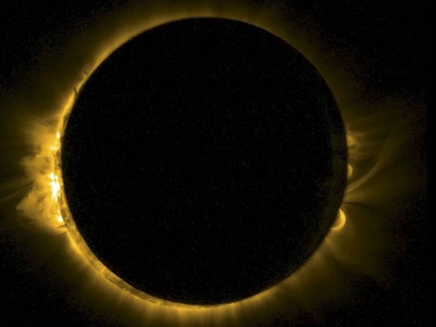 Imagem divulgada pela Estação Espacial Europeia mostra o eclipse lunar toral capturado por um minissatélite do Observatório Real da Bélgica. O registro por uma tecnologia conhecida como Swap mostra ondas ultravioletas extremas ao redor do disco solar (Foto: Reuters/ESA/Observatório Real da Bélgica)